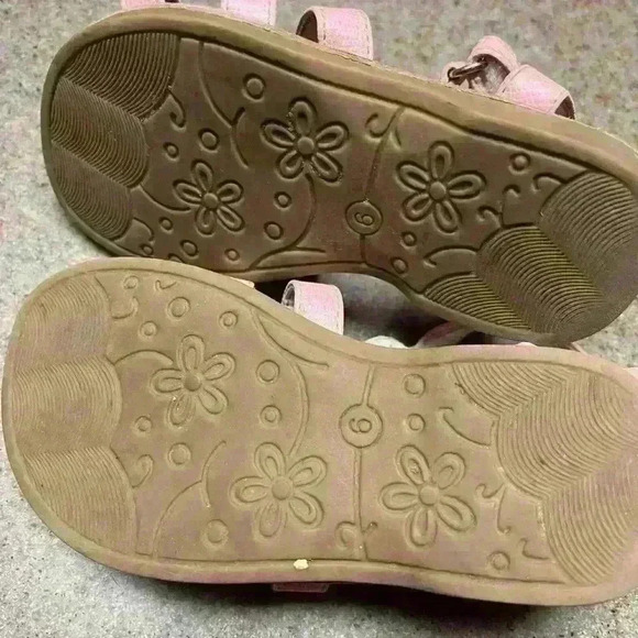 Rachel Shoes Toddler girls pink sandals with “rhinestone” detail. Size 6 - Picture 5 of 6